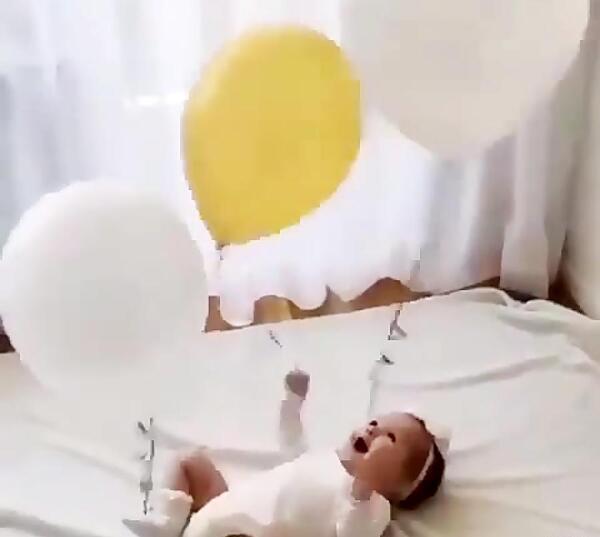 عکس ماهگرد نوزاد با بادکنک