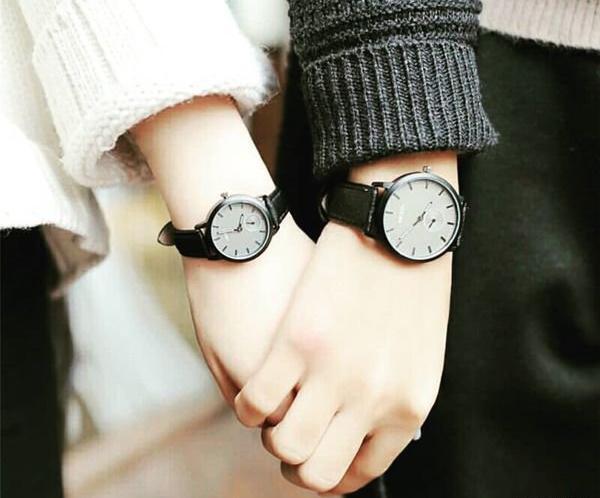 عکس دست دونفره با ساعت
