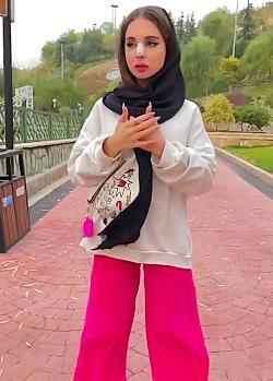 عکس نیکا فلاحی با لباس صورتی