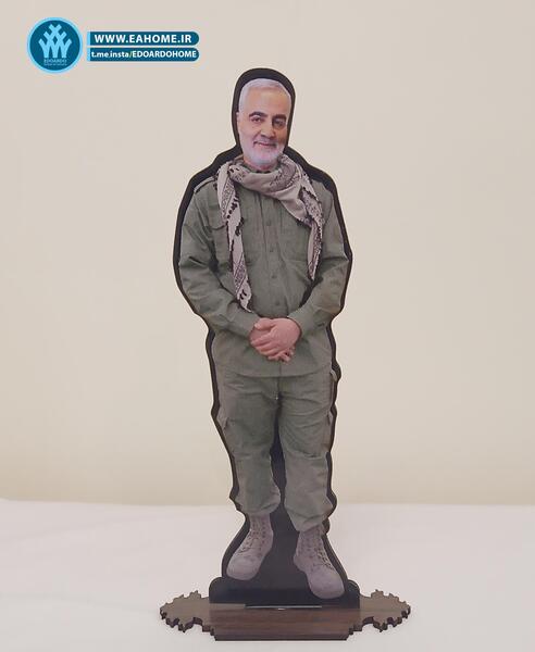 عکس ایستاده شهید سلیمانی