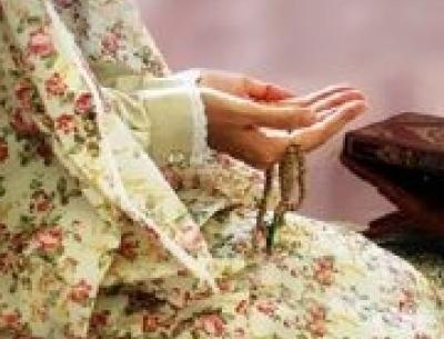 عکس زن در حال نماز