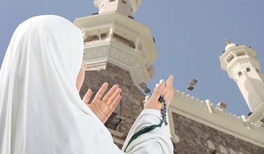 عکس زن در حال نماز