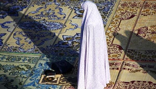عکس زن در حال نماز