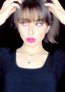 عکس نیکا فلاحی با چتری