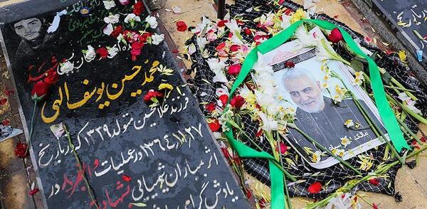 عکس خاک قاسم سلیمانی
