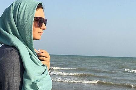 عکس لیندا کیانی کنار دریا