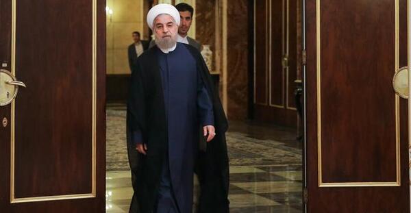عکس ایستاده حسن روحانی