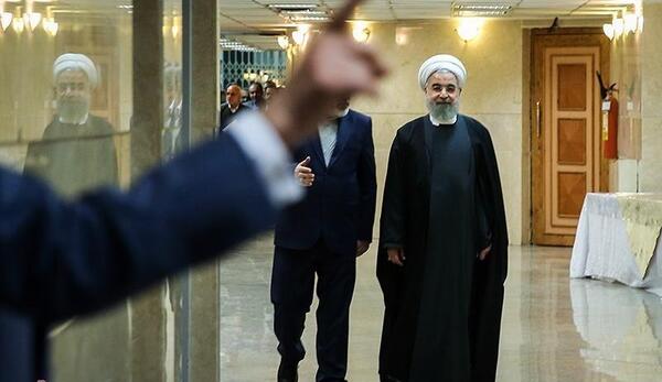 عکس ایستاده حسن روحانی