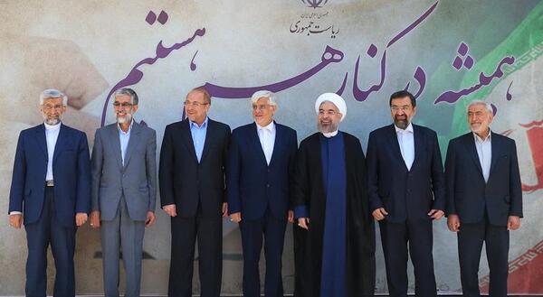 عکس ایستاده حسن روحانی