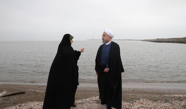 عکس ایستاده حسن روحانی