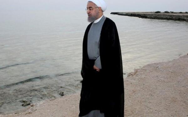 عکس ایستاده حسن روحانی