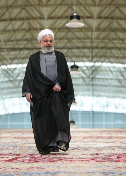 عکس ایستاده حسن روحانی