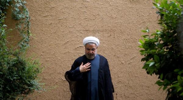 عکس ایستاده حسن روحانی