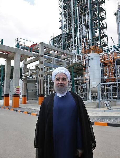 عکس ایستاده حسن روحانی