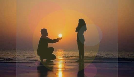 عکس دست دونفره کنار دریا