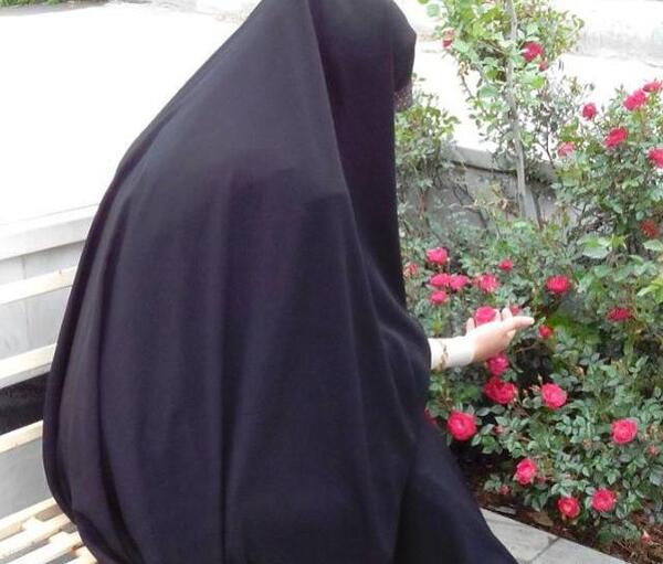 عکس دختر چادری با لبخند
