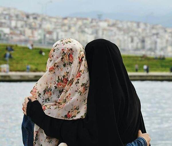 عکس دختر چادری با لبخند