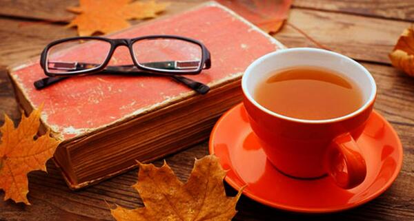 عکس برگ پاییزی روی کتاب
