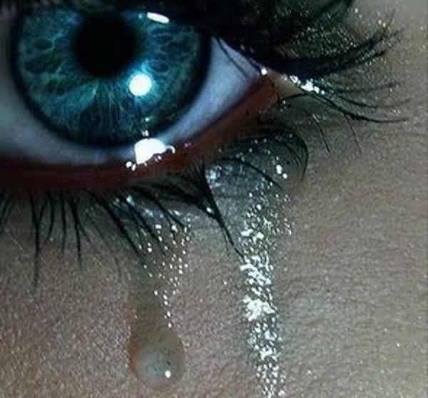 عکس چشم درحال اشک ریختن