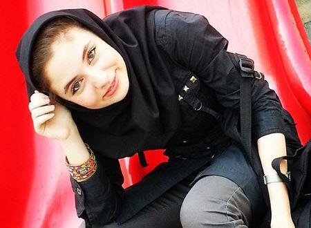 عکس ایستاده حدیث مدنی