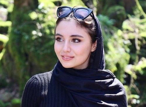 عکس ایستاده حدیث مدنی