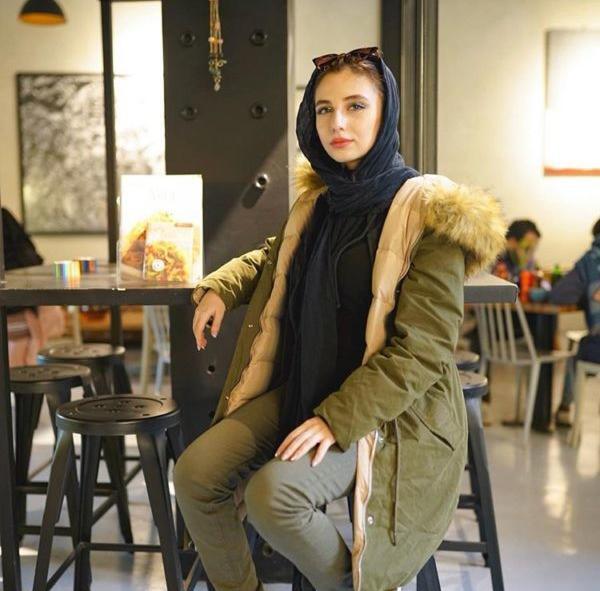 عکس ایستاده حدیث مدنی