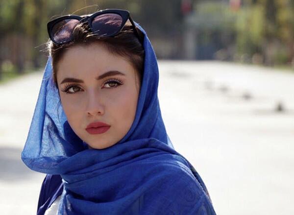 عکس ایستاده حدیث مدنی