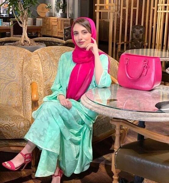 عکس ایستاده حدیث مدنی