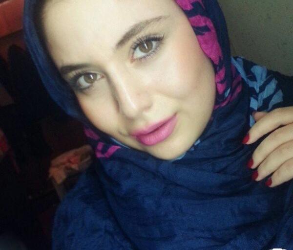 عکس ایستاده حدیث مدنی