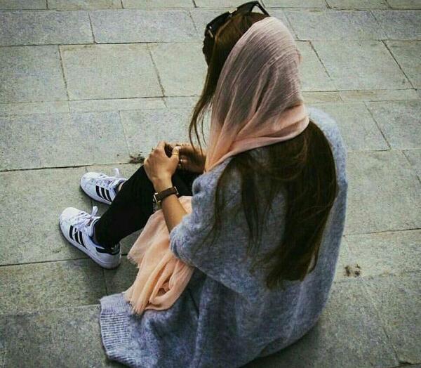 عکس نشسته غمگین