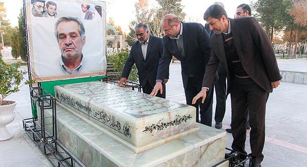 عکس قبر ایرج قادری