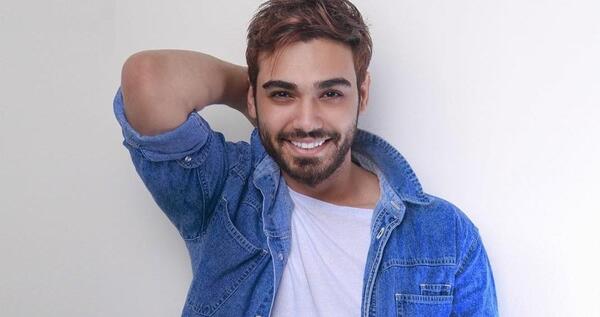 عکس ایستاده سینا درخشنده