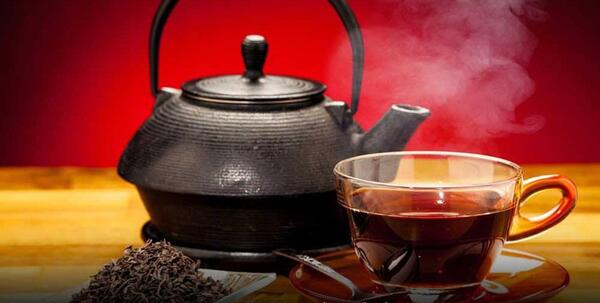عکس قوری در حال چای ریختن