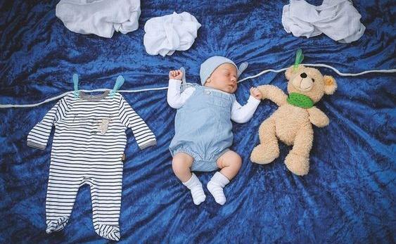 عکس ماهگرد نوزاد با شال