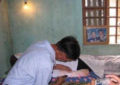 عکس و تصویر مردی که زنش را دعا می کند