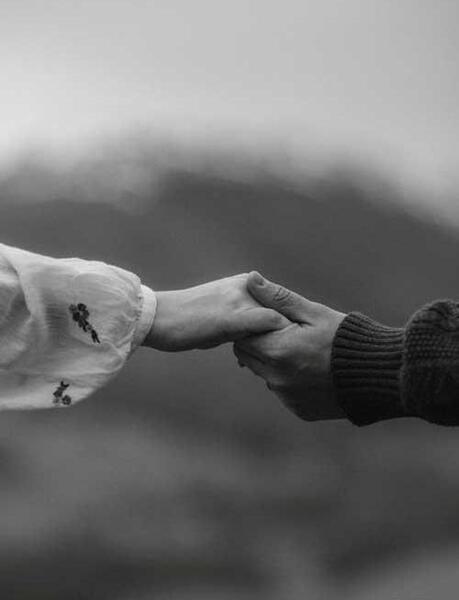 عکس دست دونفره سیاه سفید