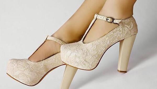 عکس کفش پاشنه بلند شیری