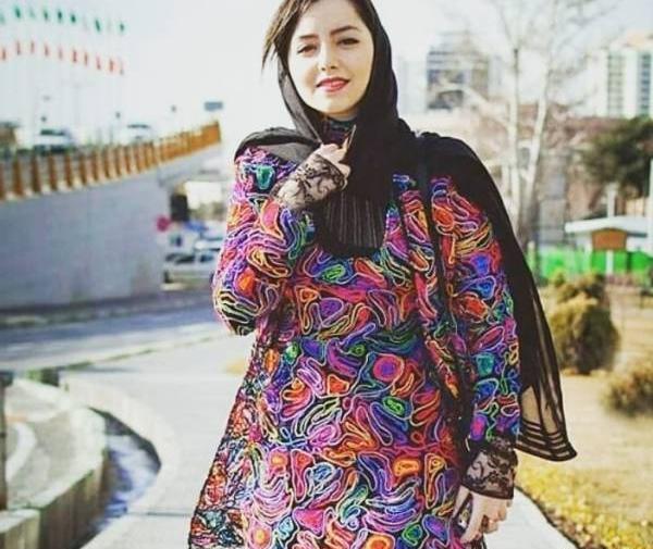 عکس ایستاده نازنین بیاتی