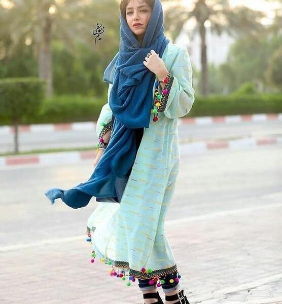 عکس ایستاده نازنین بیاتی