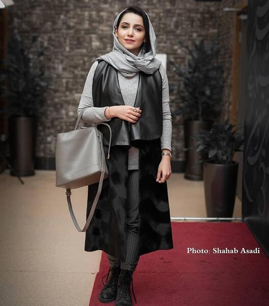 عکس ایستاده نازنین بیاتی