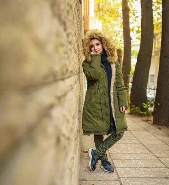 عکس ایستاده نازنین بیاتی