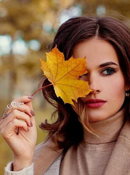 عکس صورت با برگ پاییزی