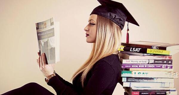 عکس پروفایل دختر کتاب به دست