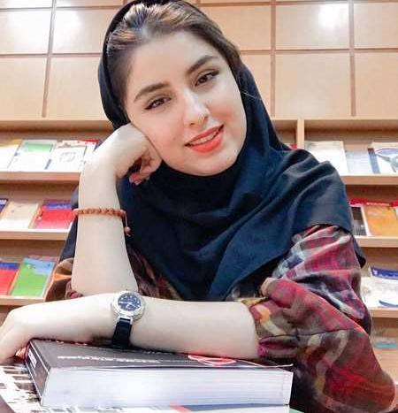 عکس پروفایل دختر کتاب به دست