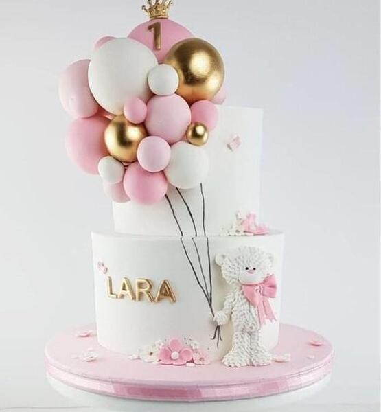 عکس ایستاده روی کیک