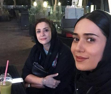 عکس پریناز ایزدیار با مادرش