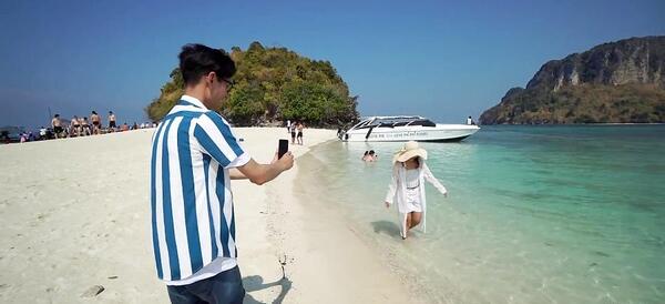 ایده ژست عکس کنار دریا