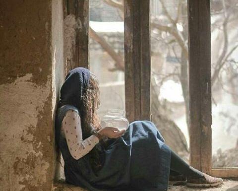 عکس پروفایل دختر تنها نشسته