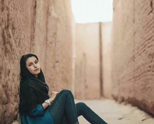 عکس پروفایل دختر تنها نشسته