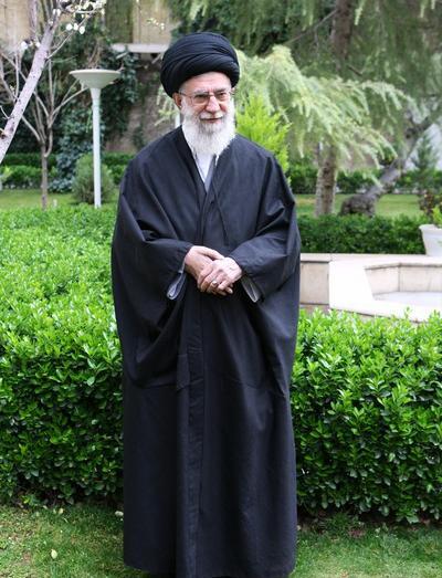 عکس ایستاده رهبر انقلاب